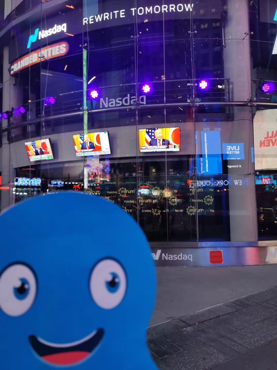 Octoparse-Maskottchen vor dem Nasdaq MarketSite